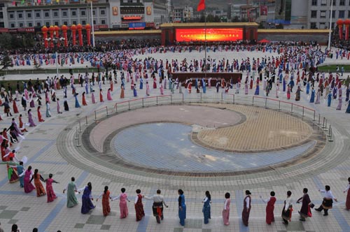 甘肃省天祝县举行国际旅游节万人锅庄舞晚会