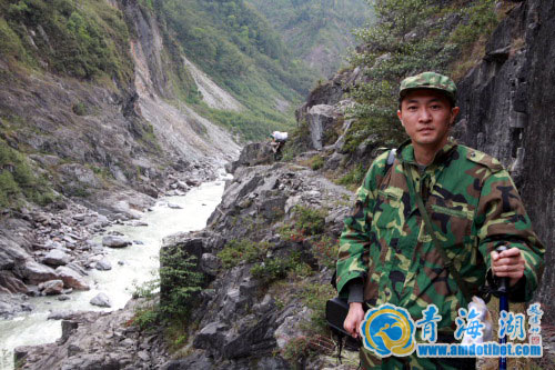 导演徐兢回忆拍摄《峡谷背夫》遭遇马蜂追袭，险些掉下山谷