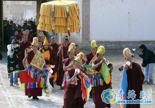 第三世索玛活佛坐床仪式在共和县塔秀寺举行