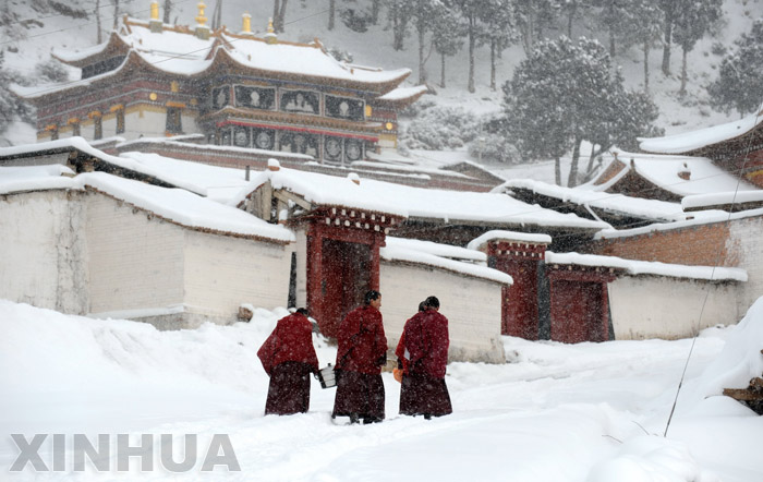 雪中鼎立的郎木寺