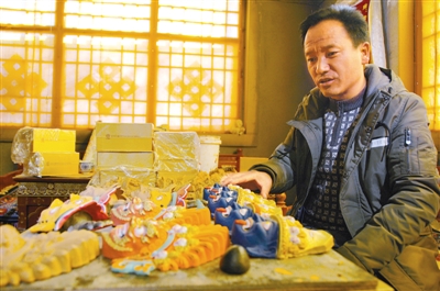 布制面具传承人：西洛