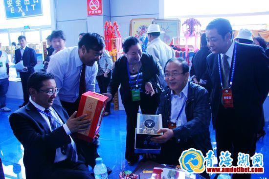 “2012青洽会”海南州展厅主题鲜明