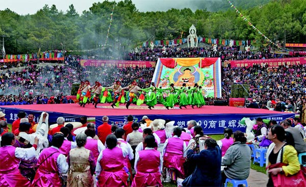 康定四月八国际转山会