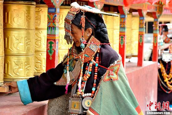 普兰妇女的"孔雀服饰"